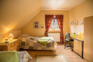クルムホルンにあるFerienwohnung Sonnenblumeのベッドルーム1室(ベッド2台、デスク、椅子付)