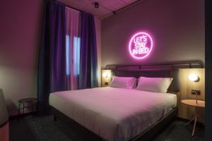 Un pat sau paturi într-o cameră la Stay Hotel