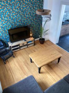 a living room with a coffee table and a flat screen tv at Le Treize-Mer in Le Portel