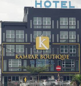 un hotel con un edificio karmapa con un cartel en él en Kampar Boutique Hotel (Kampar Sentral) en Kampar