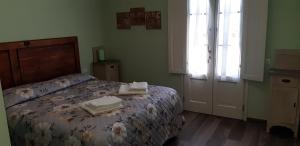 a bedroom with a bed with towels on it at Agriturismo Pretenzano in Volterra