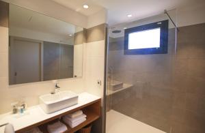 ein Badezimmer mit Waschbecken und Dusche in der Unterkunft Agroturismo Son Marge in Campos