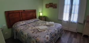 a bedroom with a bed with two towels on it at Agriturismo Pretenzano in Volterra