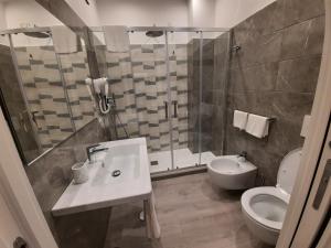 ein Bad mit einer Dusche, einem Waschbecken und einem WC in der Unterkunft MARITZA S HOUSE IN ROME in Rom