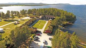 DrevsjøFemundtunet的水中岛屿上的房屋的鸟瞰图