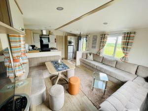 a living room with a couch and a table at An der Breeze in Neuenpleen