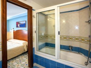 Ett badrum på Hotel Amalfi