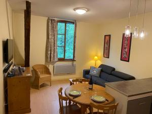 un soggiorno con un divano e un tavolo di Résidence Grand Hôtel Appartement Standing ad Aulus-les-Bains