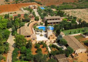 eine Luftaufnahme eines Resorts mit Swimmingpool in der Unterkunft Agroturismo Son Marge in Campos