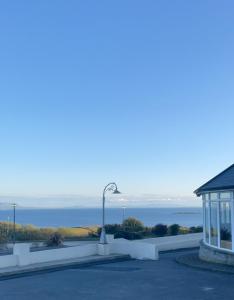 uma vista para o oceano a partir de um parque de estacionamento em Haven Rooms Sea View at The Blue Haven em Donegal