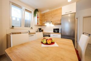Kuchyň nebo kuchyňský kout v ubytování Apartmani Lelu