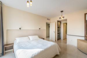 um quarto com uma grande cama branca num quarto em Front of Beach next Ritz Hotel - 3 Bedroom& 3 Bathroom em Herzeliya