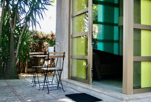 un paio di sedie sedute fuori da un edificio di BuenRetiroPe - confortevoli bilocali con giardino a Pescara