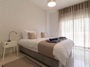 Un dormitorio con una cama grande y una ventana en Harav agan - 9 people - Full Option, en Jerusalén
