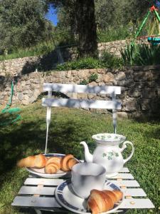 een tafel met croissants en een theeset bij Residence Lou Naouc in Grasse