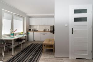 Kuchyňa alebo kuchynka v ubytovaní Apartamenty Gdynia