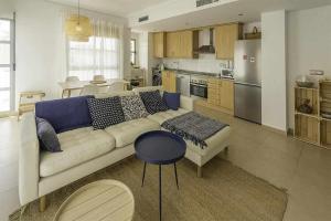 sala de estar con sofá y cocina en Apartamento Bora Bora 2, en El Campello