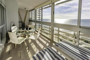 アリカンテにあるBalcon de Ulises Alicante Playaのバルコニー(テーブル、椅子付)が備わる客室です。