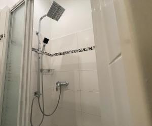 eine Dusche mit Duschkopf im Bad in der Unterkunft Central Sunny Flat with Free Parking in Wien