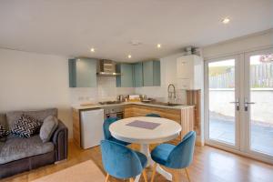 kuchnia i salon ze stołem i krzesłami w obiekcie Charming 1-Bed Cottage in Inverness w mieście Inverness