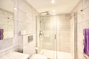印威內斯的住宿－Charming 1-Bed Cottage in Inverness，带淋浴和卫生间的白色浴室