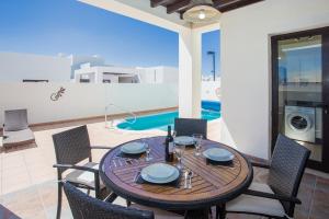 Kép Beautiful 2-Bed Villa in Playa Blanca -Rosa Blanca szállásáról Playa Blancában a galériában