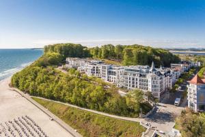 una vista aérea de un edificio en una colina junto al océano en First Meereskristall, en Ostseebad Sellin