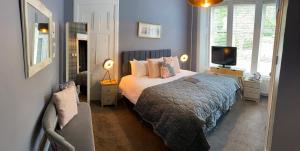 um quarto com uma cama e uma televisão em Haylie Hotel em Largs