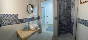 La salle de bains est pourvue d'un lavabo et d'une douche. dans l'établissement La casetta di Mavi, à Palerme