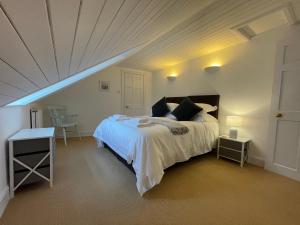 Schlafzimmer mit einem Bett mit blauem Licht in der Unterkunft Kelso cobbles in Kelso