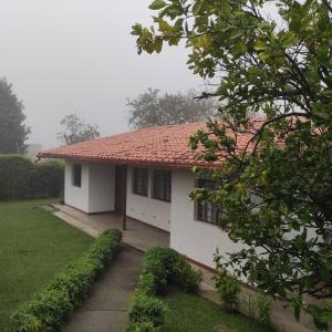 mały biały dom z czerwonym dachem w obiekcie Casas Vacacionales La Cima w mieście Mérida