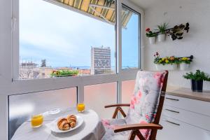 una mesa con un plato de donuts y dos vasos de zumo de naranja en Apartment City Walk, en Split