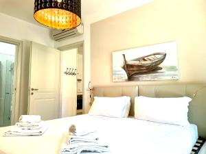 a bedroom with a bed with a picture of a boat at Borgo Guelfo IV in Florence