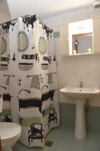 A bathroom at Laxesis Még 17 kép