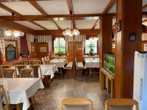 un comedor con mesas y sillas en un restaurante en Waldhotel Zöbischhaus, en Bad Reiboldsgrün