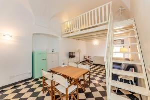 eine Küche und ein Esszimmer mit einem Tisch und einem Etagenbett in der Unterkunft Le Casasse "Grecale" in Varigotti