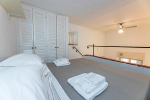 1 dormitorio con 1 cama con 2 toallas en Le Casasse "Vico Mendaro 8", en Varigotti