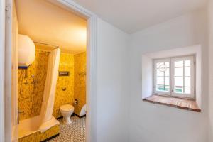 A bathroom at Le Casasse "Vico Mendaro 10"