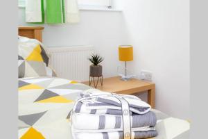 una bolsa sentada en una cama en un dormitorio en Shoreditch Hoxton Large 3 Bed Garden Flat FREE PARKING AOR ONLY, en Londres
