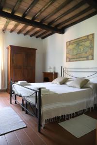 ein Schlafzimmer mit einem großen Bett in einem Zimmer in der Unterkunft Agriturismo Escaia in Volterra