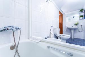 A bathroom at Casa El Lagarillo con Piscina privada