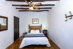 A bed or beds in a room at Casa El Lagarillo con Piscina privada