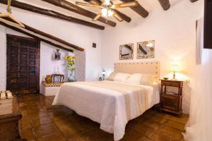 A bed or beds in a room at Casa El Lagarillo con Piscina privada