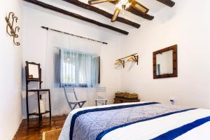 A bed or beds in a room at Casa El Lagarillo con Piscina privada