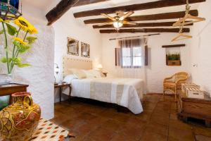 A bed or beds in a room at Casa El Lagarillo con Piscina privada