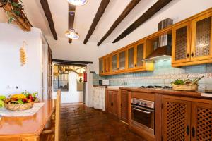 A kitchen or kitchenette at Casa El Lagarillo con Piscina privada