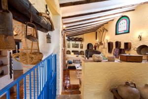 A restaurant or other place to eat at Casa El Lagarillo con Piscina privada