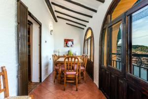 A balcony or terrace at Casa El Lagarillo con Piscina privada