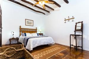 A bed or beds in a room at Casa El Lagarillo con Piscina privada