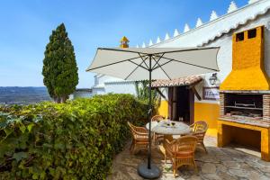 A balcony or terrace at Casa El Lagarillo con Piscina privada